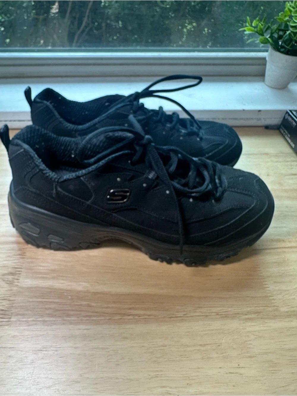 Skechers low top
